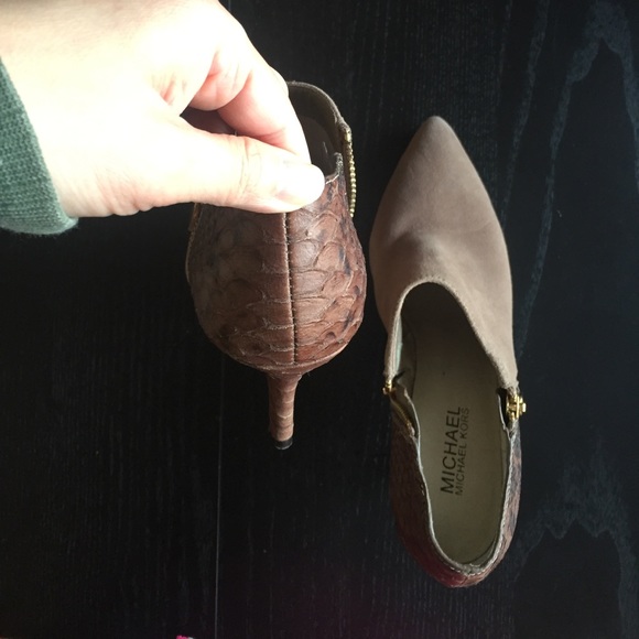 Michael Kors size 6 heel shoe. Three times wore. - Picture 5 of 6